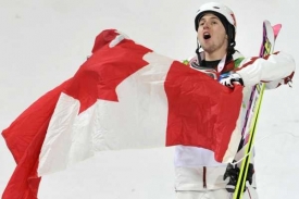 Akrobatický lyžař Alexandre Bilodeau získal první zlato pro Kanadu.