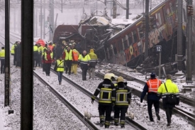 Vlaky zničené po čelní srážce.