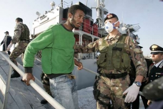 Ilegální běženci vystupují z lodi Spica na Sicílii.