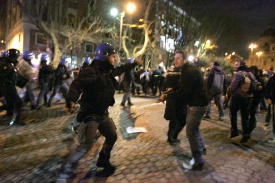 Demonstranti solidární s běženci při potyčce s policií, leden 09, Řím.