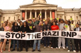 Demonstrace proti 'náckům' z BNP v Londýně.