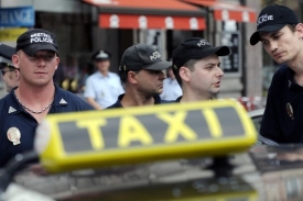 Mezi taxikáři a strážníky došlo k potyčce.