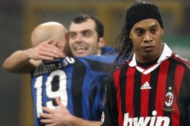 Ronaldinhův AC Milán domácí souboje s Manchesterem zatím zvládal.