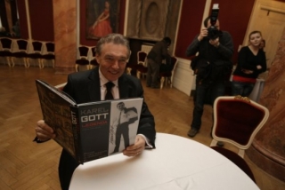 Karel Gott představil knížku Legenda.