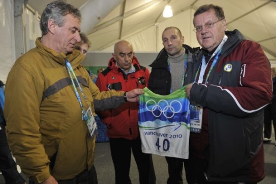 Felix Kumaritašvili, trenér a strýc Nodara, s olympijským číslem.