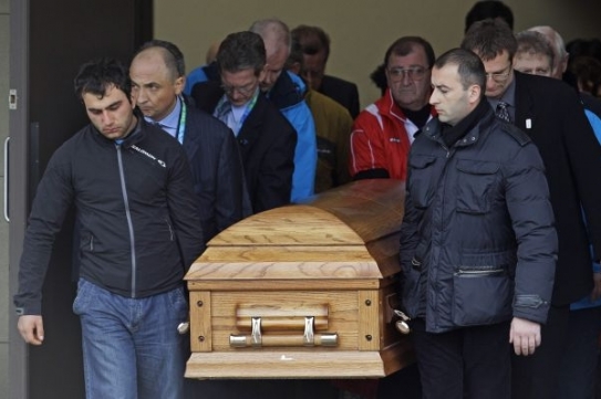 Rakev tragicky zesnulého gruzínského sáňkaře Nodara Kumaritašviliho.