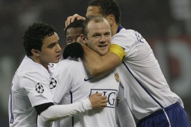 Útočník Wayne Rooney se raduje z gólu proti AC Mílán.