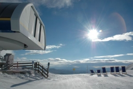 Horské sedlo je lyžařským areálem obklopeno kolem dokola.