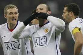 Wayne Rooney (vpředu) sestřelil dvěma góly AC Milán.