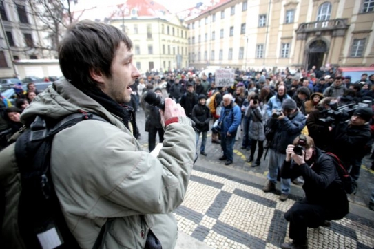 Středeční demonstrace před pražským magistrátem.