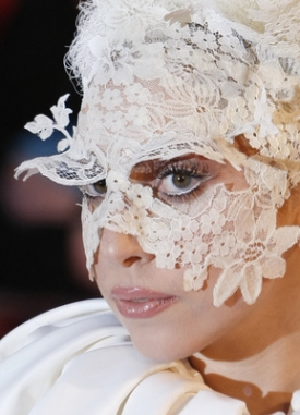 K návrhářovým přátelům patřila i zpěvačka Lady Gaga.