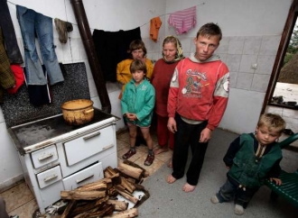 Rodina v srbské enklávě obklíčené albánskými vesnicemi.
