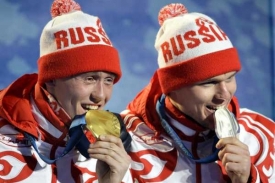 Nikita Krjukov (vlevo) a Alexander Panžinskij jedněmi z medailistů.