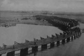 Most přes řeku Tigris v Mosulu kolem roku 1900.