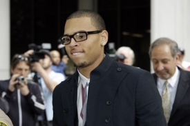 Zpěvák R&B Chris Brown napadl loni svou přítelkyni.