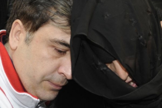 Prezident Gruzie Michail Saakašvili utěšuje matku zemřelého sáňkaře.