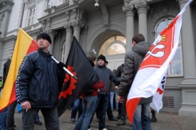 Češi souhlasí se zrušením Dělnické strany.