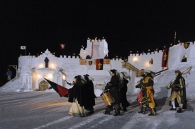 V Harrachově svedli navštěvníci bitvu o hrad.