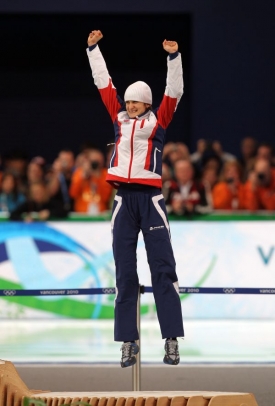 Martina Sáblíková se raduje z olympijského bronzu.