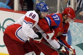 Jaromír Jágr bojuje v utkání s Ruskem.