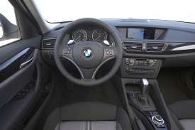 Kabina BMW X1 není oslňující, ale neurazí a je funkční.