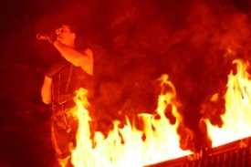 Nezbytnou součástí vystoupení Rammstein je pyrotechnika.