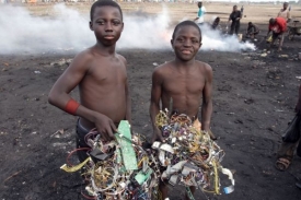 Chlapci na skládce elektronického odpadu v Ghaně.