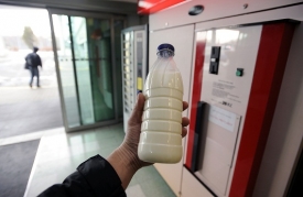 První automat na mléo v Praze v Hostvaři.