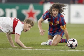 Kapitán Barcelony Carles Puyol (vpravo) nepomohl Barceloně k výhře.