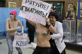 Aktivistky z Femen protestují po sém volebním nepravostem.