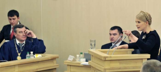 Tymošenková před soudem při konfliktu o výsledky voleb.
