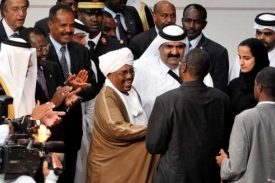 Bašír a šéf rebelů z JEM si podávají ruku v Kataru.