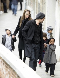 Jolie s Pittem a dětmi byli zachyceni v Benátkách.