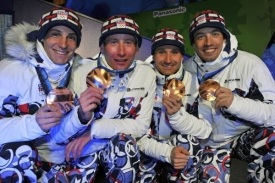 Štastný kvartet bronzových olympijských medailistů.