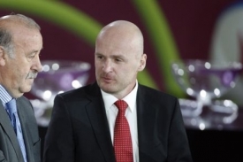 Michal Bílek (vpravo) během losování skupiny kvalifikace o EURO 2012.