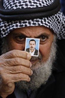 Otec zavražděného palestinské radikála Mahmúda Mabhúha.
