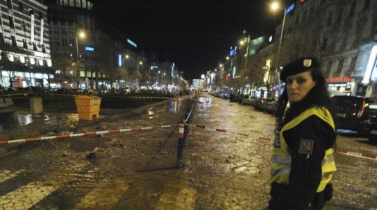 Náměstí před hotelem Jalta bylo zcela zaplavené. Náměstí před hotelem Jalta bylo zcela zaplavené.