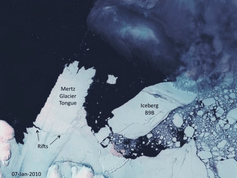 Ledovec B-9B naráží do Mertzova ledovce a odlamuje jeho část.