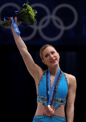Joannie s bronzovou olympijskou medailí vzdává hold divákům.