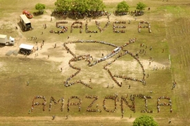 Lidé v Brazílii protestují proti kácení pralesů.