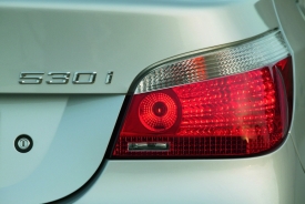 Dražší německé značky používají pro označení číselné kódy. Z tohoto lze vyčíst že jde o BMW řady pět s třílitrovým benzínovým motorem. Kdyby ji poháněl naftový, písmenko „i“ by nahradilo“d“.