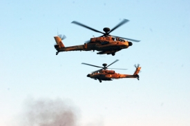 Izraelské vrtulníky Apache Longbow.