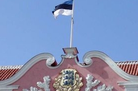 Estonská vlajka nad parlamentem