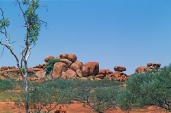 Př&iacute;rodn&iacute; &uacute;tvar Devil Marbles.