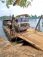 Trajekt nahradil původní mosty zničené válkou s Rudými Khméry.