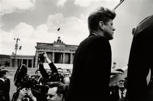 John Fitzgerald Kennedy u Brandenburské brány.