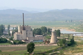 Jaderný areál v Jongbjonu - věž už byla odstřelena za peníze z USA.