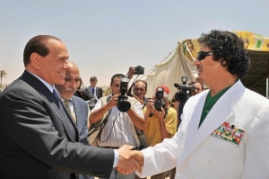 Silvio Berlusconi s libyjským vůdcem Muammarem Kaddáfím.