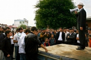 Opoziční shromáždění v Nazrani.