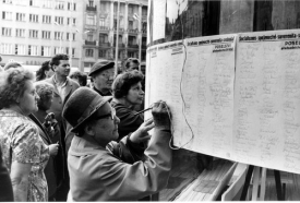 Obyvatelé Brna podepisují 28.července 1968 petici Poselství předsednictvu ÚV KSČ.